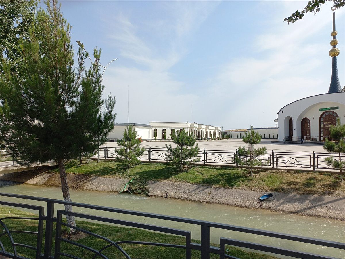 Namangandagi Afsonalar vodiysi masjidi va bog‘lari